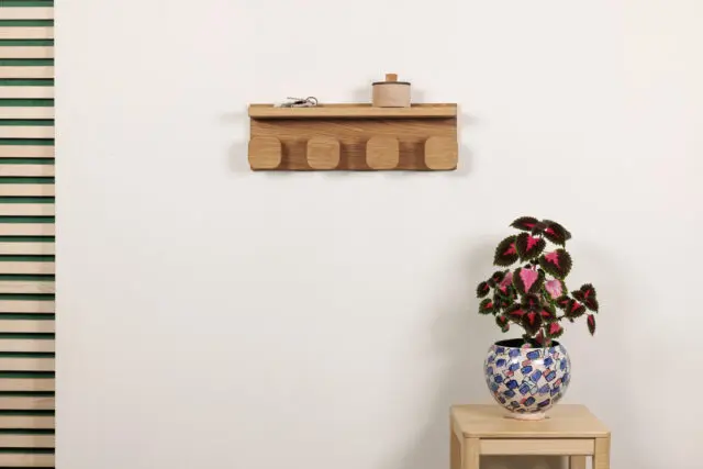 Manufacture Jacquemin - Porte manteau étagère en chêne – Grand modèle