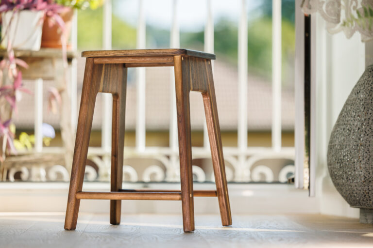 Manufacture Jacquemin - Tabouret en Noyer Massif