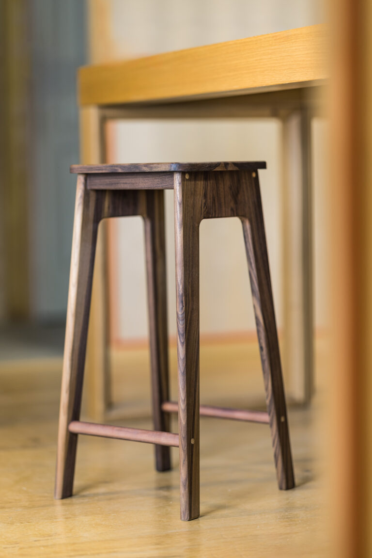 Manufacture Jacquemin - Tabouret de bar en bois massif - Noyer