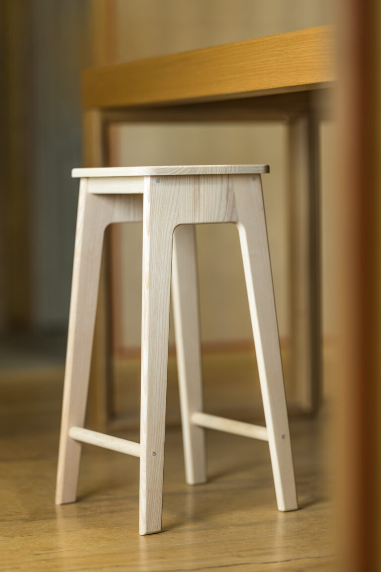Manufacture Jacquemin - Tabouret de bar en bois massif - Frêne