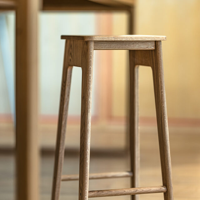 Manufacture Jacquemin - Tabouret de bar en bois massif - Chêne