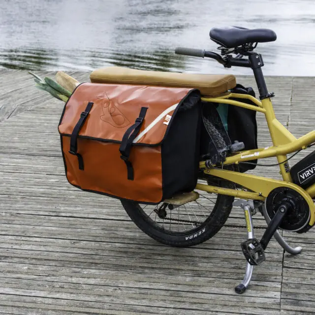 Atelier de la Baleine à Bosse - Sacoche vélo longtail / Midtail – CARGOLAINE Une seule Bleu ciel