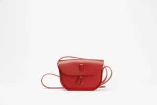 Sac à bandoulière – en gomme et cuir – rouge complet par la marque Monébari Monébari - Sac à bandoulière – en gomme et cuir – rouge complet
