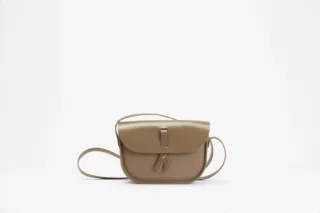 Monébari - Sac à bandoulière  en gomme et en cuir  taupe complet