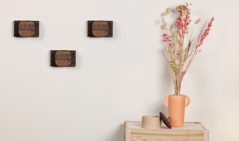 Manufacture Jacquemin - Trio de petites patères en noyer