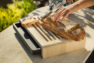 Manufacture Jacquemin - Planche à pain en chêne naturel teinté noir avec rainure