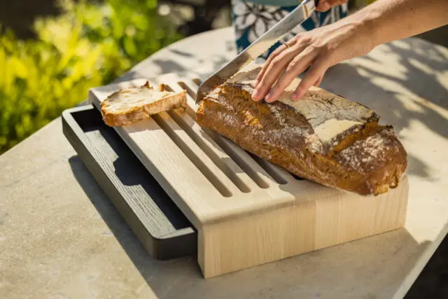 Manufacture Jacquemin - Planche à pain en chêne naturel teinté noir avec rainure