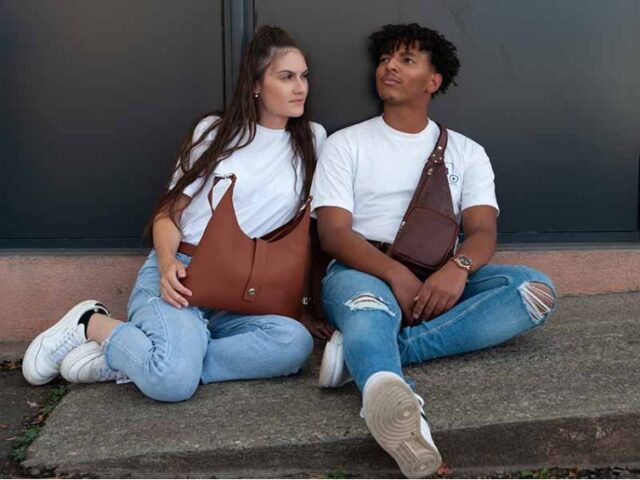 La Guêpe - Petite Maroquinerie - Sac sourire en cuir marron clair grainé - 02-005-05