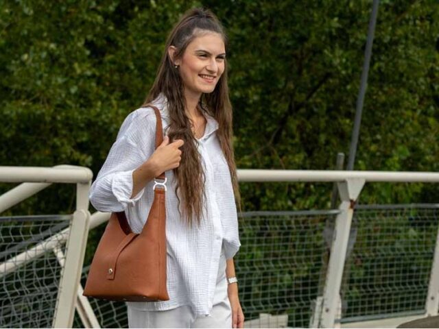 La Guêpe - Petite Maroquinerie - Sac sourire en cuir marron clair grainé - 02-005-05