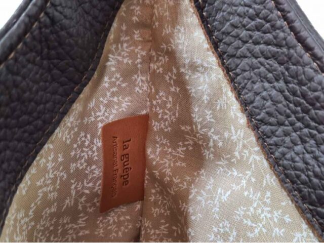 La Guêpe - Petite Maroquinerie - Sac sourire en cuir marron foncé grainé - 02-005-05