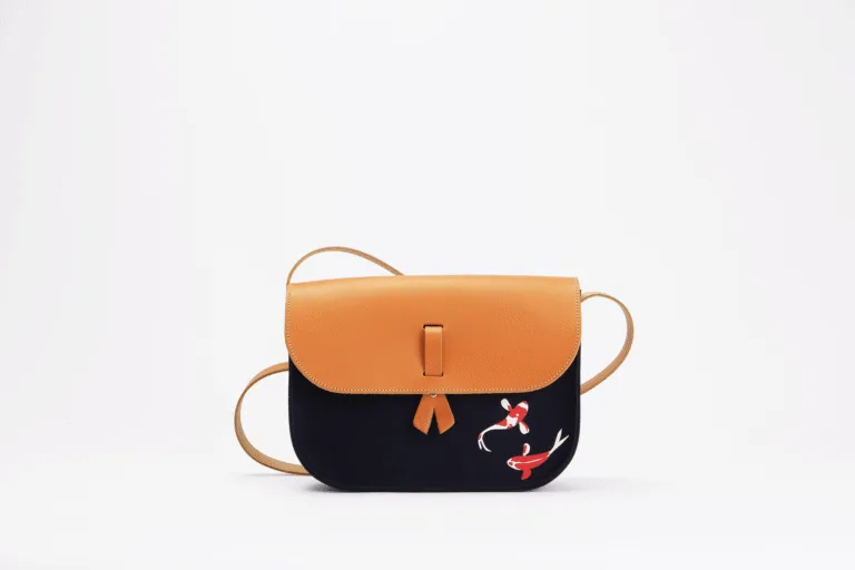 Monébari - Sac à bandoulière en toile et cuir - Le 27- Édition Les Carpes Koï