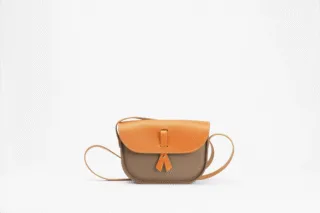 Sac à bandoulière – en gomme et cuir – taupe par la marque Monébari Monébari - Sac à bandoulière – en gomme et cuir – taupe