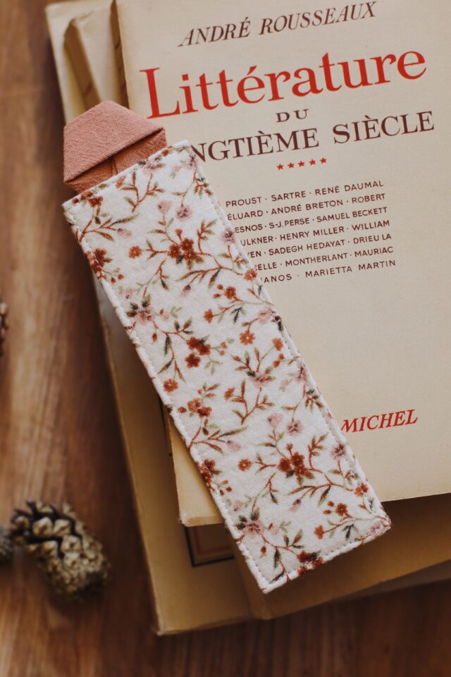 Marque-page « La petite librairie de Riverside de Frida Skybäck » par la marque Des fils et des mots Des fils et des mots - Marque-page « La petite librairie de Riverside de Frida Skybäck »