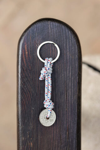 Porte-clés – Le Navigateur Gris par la marque LE SOU FRANÇAIS LE SOU FRANÇAIS - Porte-clés – Le Navigateur Gris