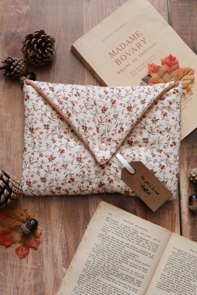 A5E3C0A7 4DAD 47DC 8A49 282B4E997C10 Des fils et des mots - Housse « La petite librairie de Riverside de Frida Skybäck » - plusieurs formats