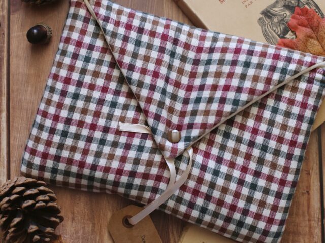 Des fils et des mots - Housse « La confiserie de Rosie de Jenny Colgan » - plusieurs formats