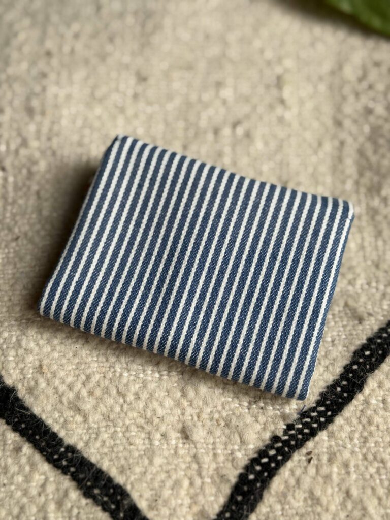 Maison Mallow - Mini Portefeuille en jean à rayures bleues et blanches