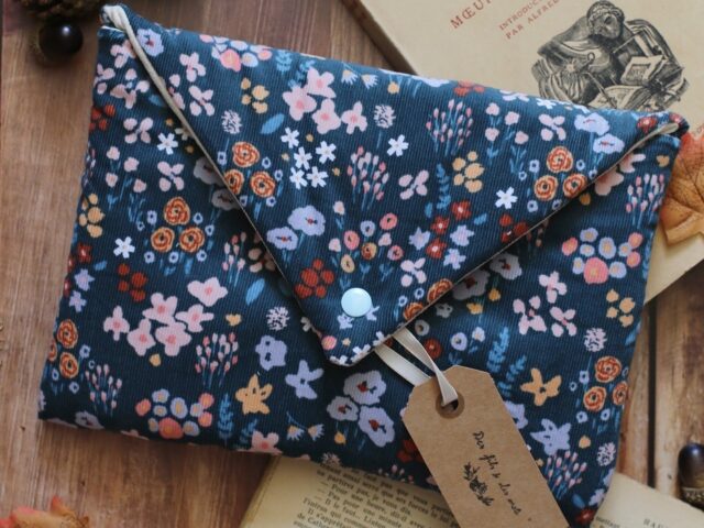 Des fils et des mots - Housse velours « La bibliothèque des auteurs disparues d'Hika Harada » - plusieurs formats