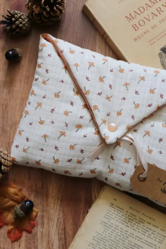 Housse « La papeterie Tsubaki d’Ogawa Ito » – plusieurs formats par la marque Des fils et des mots Des fils et des mots - Housse « La papeterie Tsubaki d’Ogawa Ito » – plusieurs formats