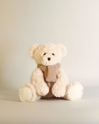 Peluche Ours Harold Ivoire – Echarpe Beige par la marque Pamplemousse Peluches Pamplemousse Peluches - Peluche Ours Harold Ivoire – Echarpe Beige