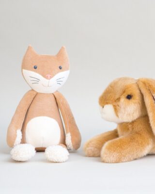 Poupée le chat Grimm par la marque Pamplemousse Peluches Pamplemousse Peluches - Poupée le chat Grimm