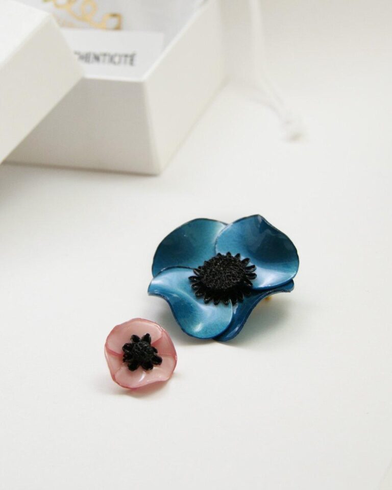 Ciléa Paris - Coffret bijoux Anémone broche bleue + Pin’s rose