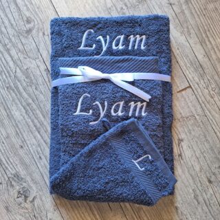 La Fabrique À DeDeuh - LOT: 1 gant de toilette + 2 Serviettes personnalisées 50x100cm et 70x130cm avec prénom brodé: 8 couleurs