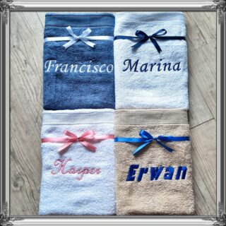 Serviette personnalisée 50x100cm avec prénom brodé: 8 couleurs par la marque La Fabrique À DeDeuh La Fabrique À DeDeuh - Serviette personnalisée 50x100cm avec prénom brodé: 8 couleurs