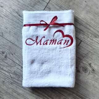 Serviette personnalisée 70x130cm avec prénom et ornement cœur brodé: 8 couleurs par la marque La Fabrique À DeDeuh La Fabrique À DeDeuh - Serviette personnalisée 70x130cm avec prénom et ornement cœur brodé: 8 couleurs
