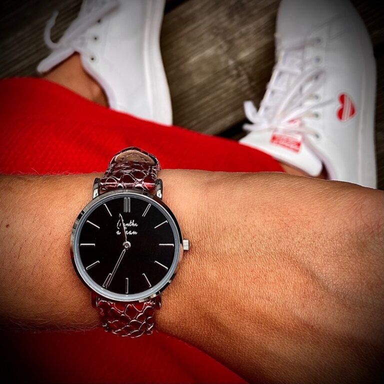 Menthe à l'eau - Montre Femme La Véritable bracelet cuir python rouge fond noir chromée – Rouge
