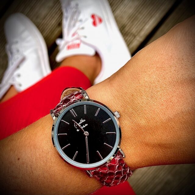 Menthe à l'eau - Montre Femme La Véritable bracelet cuir python rouge fond noir chromée