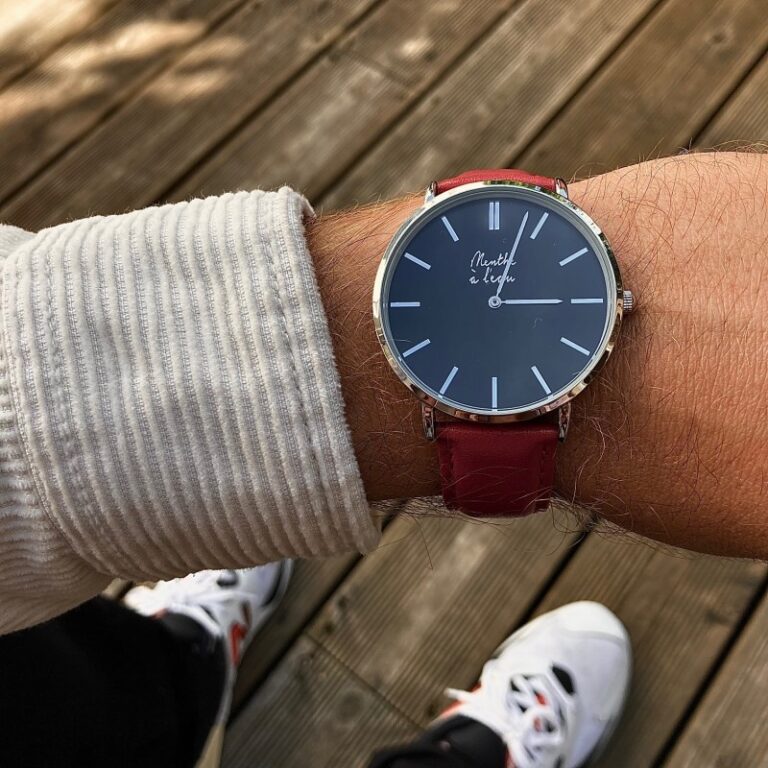 Menthe à l'eau - Montre Homme La Véritable bracelet cuir rouge fond noir chromée – Rouge