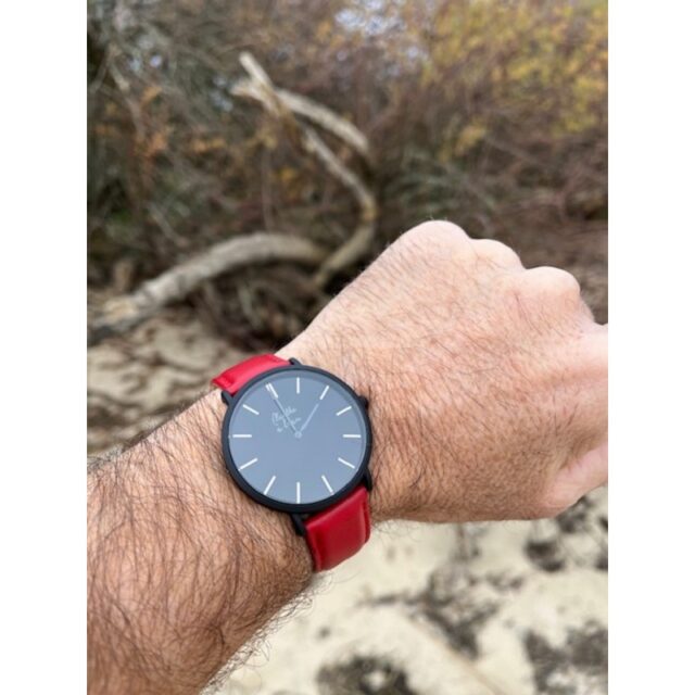 Menthe à l'eau - Montre Homme La Véritable bracelet cuir rouge fond noir finition noire