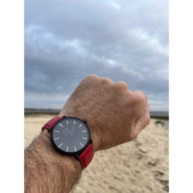 Menthe à l'eau - Montre Homme La Véritable bracelet cuir rouge fond noir finition noire
