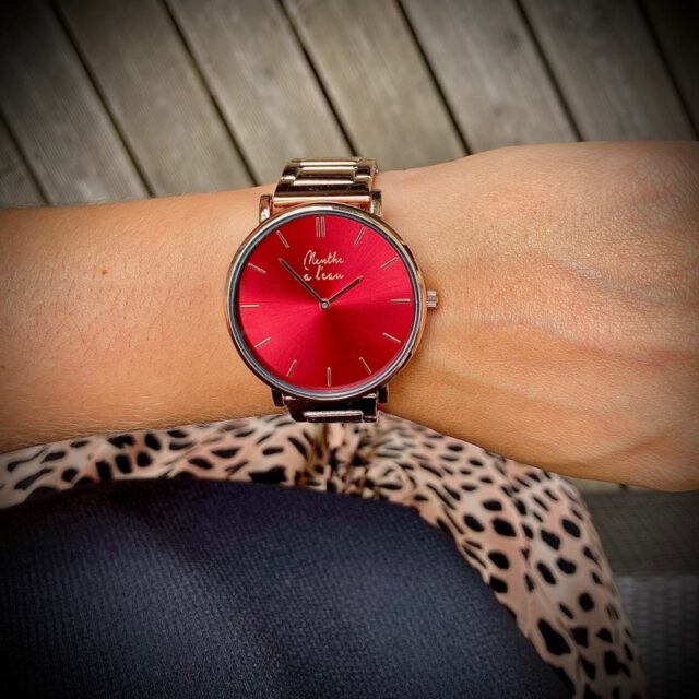 Menthe à l'eau - Montre mixte L'Intemporelle dorée rose fond rouge