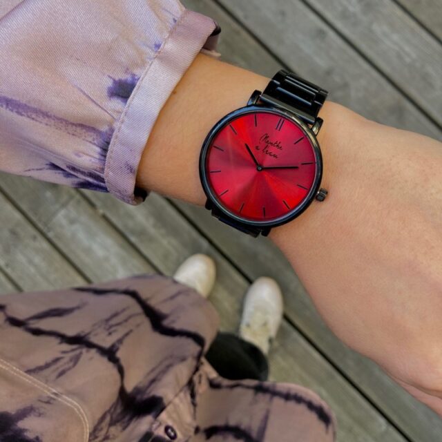 Menthe à l'eau - Montre Mixte L'Intemporelle noire fond rouge