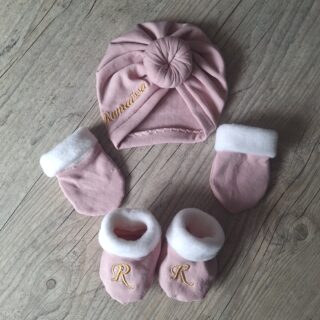 Ensemble: Turban avec prénom brodé noeud, buns ou simple +chaussons Initiale brodé assortis + moufles. Tissu sweat fourré par la marque La Fabrique À DeDeuh La Fabrique À DeDeuh - Ensemble: Turban avec prénom brodé noeud, buns ou simple +chaussons Initiale brodé assortis + moufles. Tissu sweat fourré