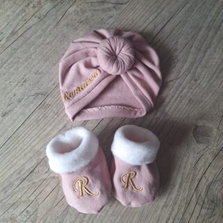 La Fabrique À DeDeuh - Ensemble: Turban avec prénom brodé noeud, buns ou simple +chaussons Initiale brodé assortis + moufles. Tissu sweat fourré