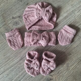 Ensemble en tissu maille de coton façon tricot jacquard Turban nœud + moufles + bandeau + chaussons assortis par la marque La Fabrique À DeDeuh La Fabrique À DeDeuh - Ensemble en tissu maille de coton façon tricot jacquard Turban nœud + moufles + bandeau + chaussons assortis