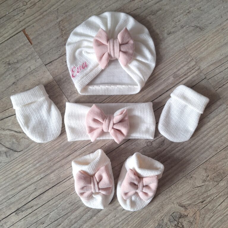 La Fabrique A DeDeuh - Ensemble prenom brodé Turban blanc nœud rose + moufles + bandeau + chaussons assortis.