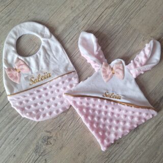 Lot Bébé – Bavoir Minky Personnalisé & Doudou Lapin Assorti – Fabrication Artisanale par la marque La Fabrique À DeDeuh La Fabrique À DeDeuh - Lot Bébé – Bavoir Minky Personnalisé & Doudou Lapin Assorti – Fabrication Artisanale