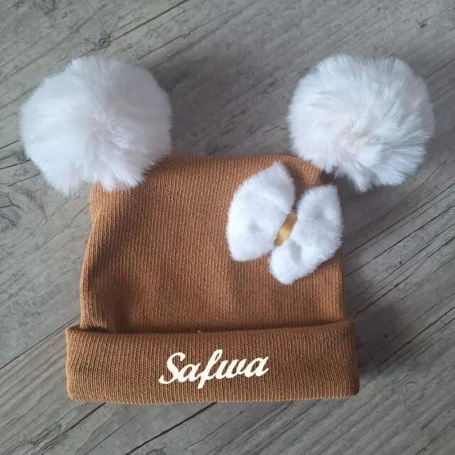 La Fabrique À DeDeuh - Bonnet oreilles pompons et petit nœud  avec prénom brodé en tissu maille 100% coton – Oeko-Tex