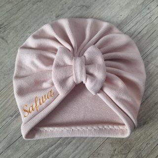 Turban bonnet en tissu maille 100% coton personnalisé avec Prénom brodé – Oeko-Tex par la marque La Fabrique À DeDeuh La Fabrique À DeDeuh - Turban bonnet en tissu maille 100% coton personnalisé avec Prénom brodé – Oeko-Tex