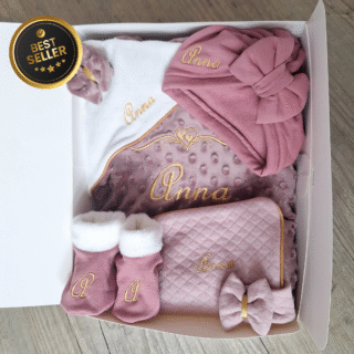 La Fabrique À DeDeuh - Coffret Complet Girl 2 – Cadeau Bébé Personnalisé avec Couverture, Doudou, Turban, Chaussons et Protège Carnet de Santé – Quantité Limitée