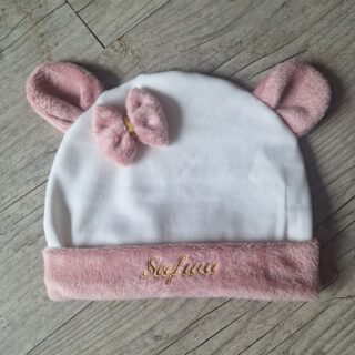 Bonnet Oreilles d’ours et petit noeud en polaire alpine, finition fourrure personnalisable avec Prénom brodé par la marque La Fabrique À DeDeuh La Fabrique À DeDeuh - Bonnet Oreilles d’ours et petit noeud en polaire alpine, finition fourrure personnalisable avec Prénom brodé