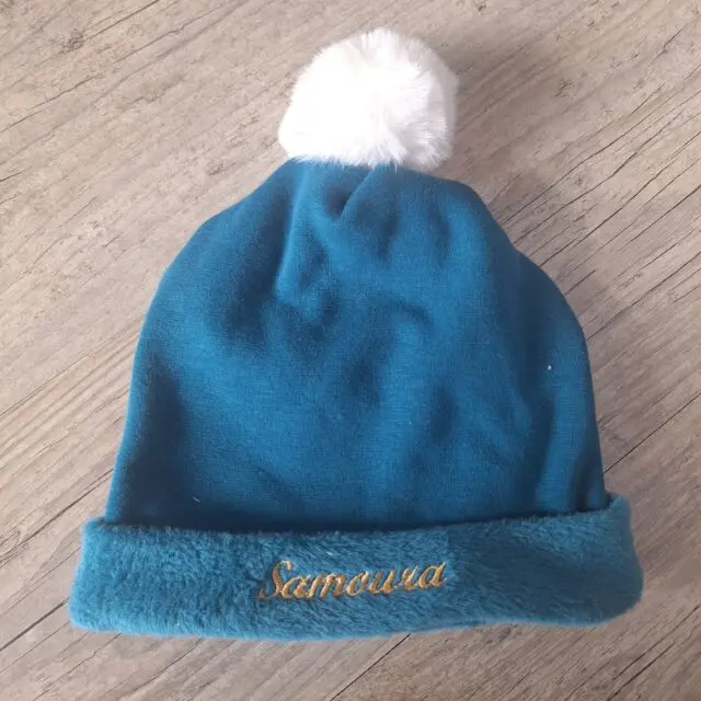 La Fabrique À DeDeuh - Bonnet Pompon prénom brodé en tissu Polaire alpine personnalisable avec prénom brodé – Oeko-Tex