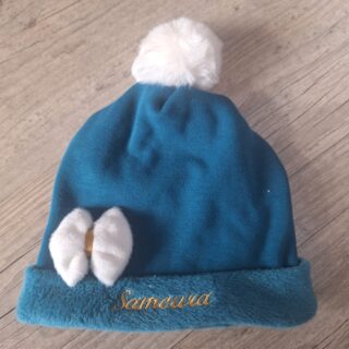 La Fabrique À DeDeuh - Bonnet Pompon  et petit nœud – prénom brodé en tissu Polaire alpine personnalisable avec prénom brodé – Oeko-Tex