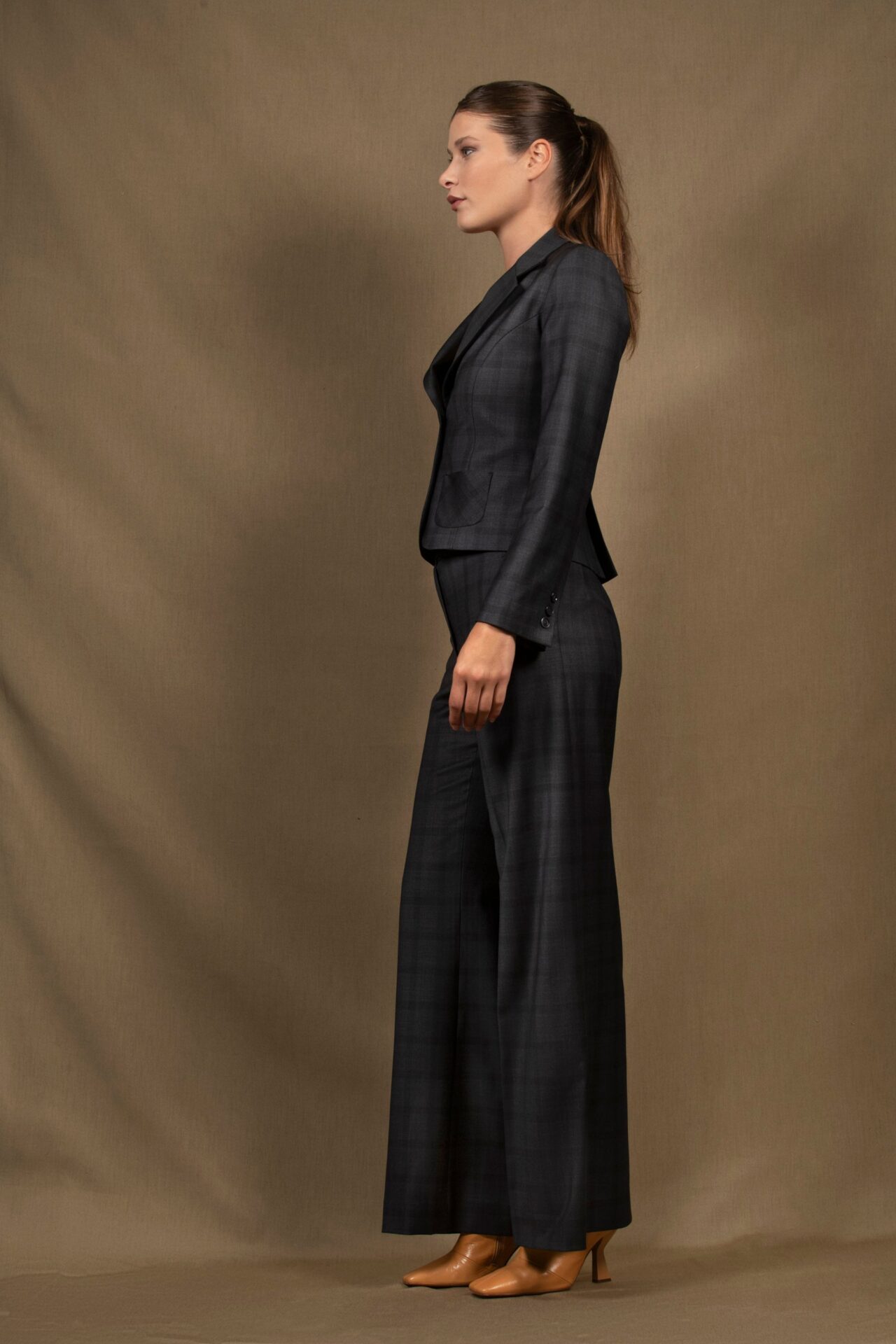 Ensemble tailleur femme veste courte Pantalon coupe flair Laine Bleu Marine Carreaux Certitude 2 My tailor is Joh - Tailleur Femme Veste Courte Pantalon Coupe Flair Laine Bleu Marine à Carreaux - Certitude