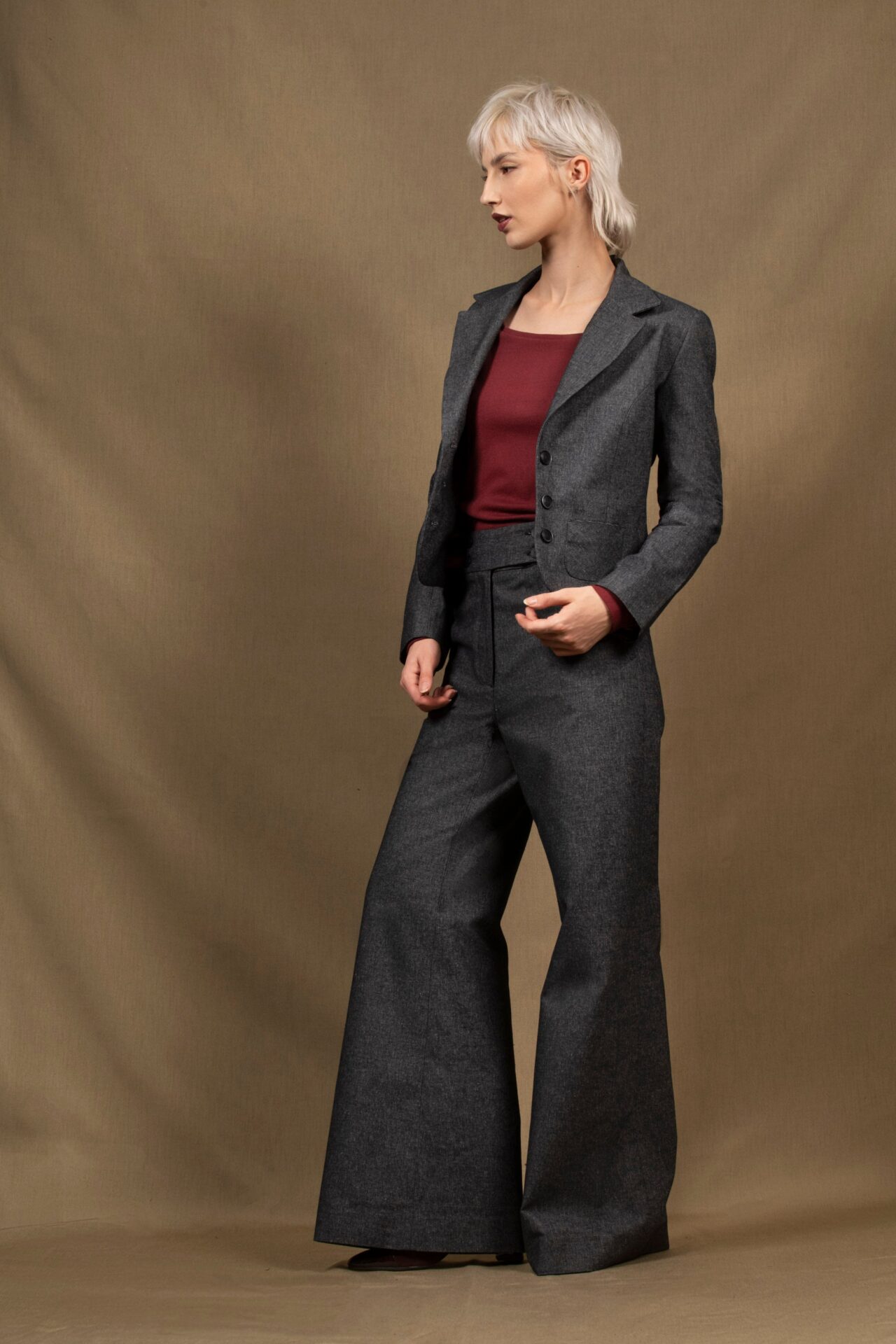 Ensemble tailleur femme veste courte Pantalon coupe flair en jean Certitude My tailor is Joh - Ensemble Femme Veste Courte Pantalon Coupe Flare Jean Bleu - Certitude