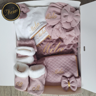 La Fabrique À DeDeuh - COFFRET QUEEN Coffret bébé Personnalisé  – 2 Ensembles + Couverture & 2 Doudous + protège carnet – Quantité Limitée
